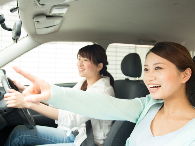 笑顔で運転をする女性